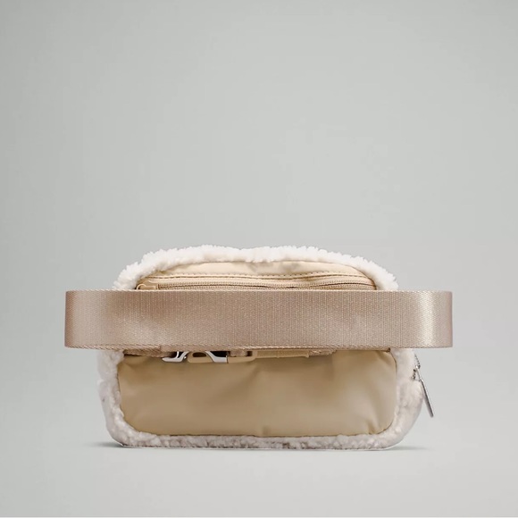 LULULEMON Everywhere Belt Bag Natural Ivory Fleece NWT - Picture 2 of 9